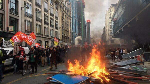Участники акции протеста желтых жилетов в Париже. 28 декабря 2019 Участники акции протеста желтых жилетов в Париже. 28 декабря 2019
