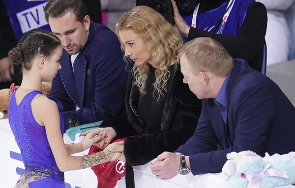Фигуристка Анна Щербакова, хореограф Даниил Глейхенгауз, тренеры Этери Тутберидзе и Сергей Дудаков Фигуристка Анна Щербакова, хореограф Даниил Глейхенгауз, тренеры Этери Тутберидзе и Сергей Дудаков