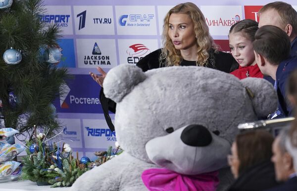 Фигуристка Александра Трусова и ее тренер Этери Тутберидзе Фигуристка Александра Трусова и ее тренер Этери Тутберидзе