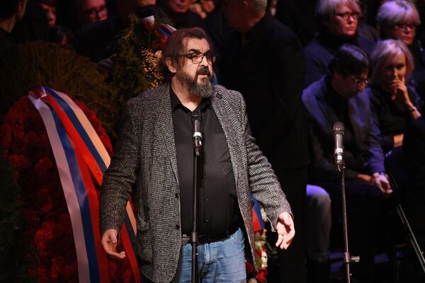 Актер Игорь Золотовицкий на церемонии прощания с художественным руководителем Московского театра Современник Галиной Волчек Актер Игорь Золотовицкий на церемонии прощания с художественным руководителем Московского театра Современник Галиной Волчек