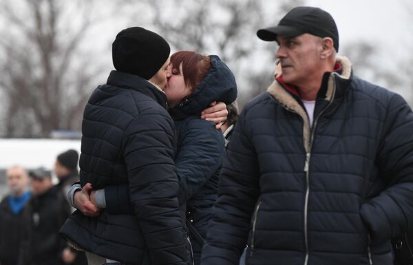 Родные встречают пленных, возвращенных украинской стороной на КПП на окраине города Горловка в Донецкой области Родные встречают пленных, возвращенных украинской стороной на КПП на окраине города Горловка в Донецкой области