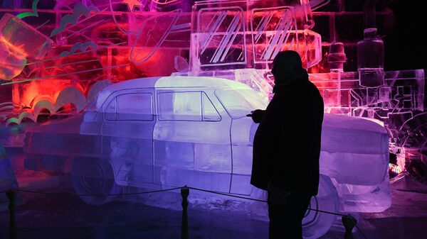 Посетители в павильоне Наука на V Новогоднем фестивале Ледовая Москва. В кругу семьи в Парке Победы на Поклонной горе Посетители в павильоне Наука на V Новогоднем фестивале Ледовая Москва. В кругу семьи в Парке Победы на Поклонной горе