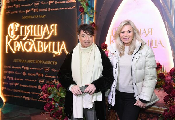 Дизайнер Валентин Юдашкин с супругой Мариной на премьере ледового шоу Спящая красавица. Легенда двух королевств в Москве Дизайнер Валентин Юдашкин с супругой Мариной на премьере ледового шоу Спящая красавица. Легенда двух королевств в Москве