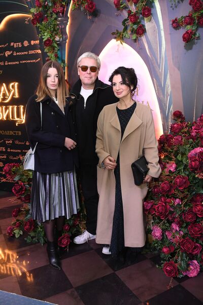Режиссер, продюсер Александр Стриженов и его супруга актриса и телеведущая Екатерина Стриженова (справа) и дочь Александра на премьере ледового шоу Спящая красавица. Легенда двух королевств в Москве Режиссер, продюсер Александр Стриженов и его супруга актриса и телеведущая Екатерина Стриженова (справа) и дочь Александра на премьере ледового шоу Спящая красавица. Легенда двух королевств в Москве