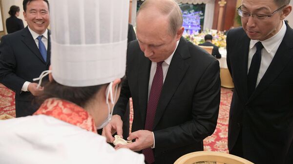 8 июня 2018. Президент РФ Владимир Путин на торжественном приеме от имени председателя КНР Си Цзиньпиня в Тяньцзине. 8 июня 2018. Президент РФ Владимир Путин на торжественном приеме от имени председателя КНР Си Цзиньпиня в Тяньцзине.