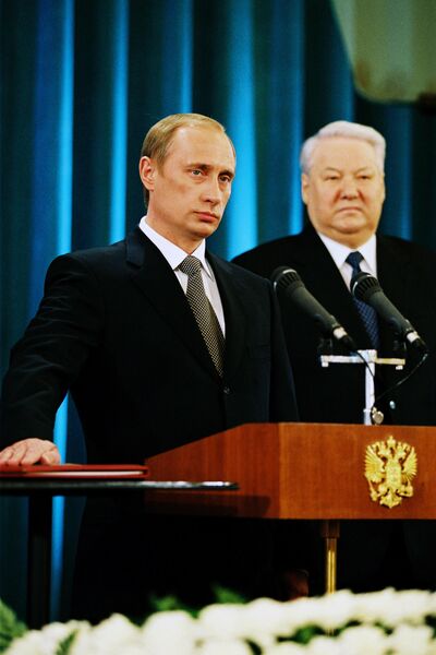 Владимир Путин дает присягу Президента Российской Федерации. Справа – первый Президент России Борис Ельцин Владимир Путин дает присягу Президента Российской Федерации. Справа – первый Президент России Борис Ельцин