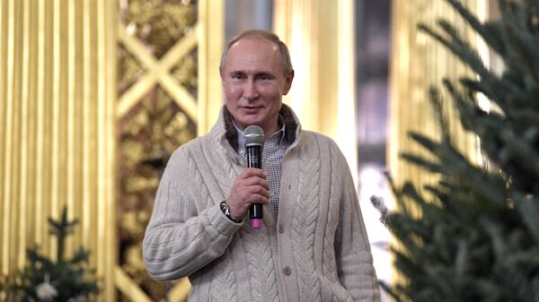 Владимир Путин поздравляет с праздником прихожан в Спасо-Преображенском соборе всей гвардии в Санкт-Петербурге после Рождественского богослужения Владимир Путин поздравляет с праздником прихожан в Спасо-Преображенском соборе всей гвардии в Санкт-Петербурге после Рождественского богослужения