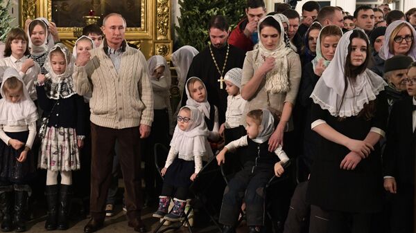 Владимир Путин во время Рождественского богослужения в Спасо-Преображенском соборе всей гвардии в Санкт-Петербурге Владимир Путин во время Рождественского богослужения в Спасо-Преображенском соборе всей гвардии в Санкт-Петербурге