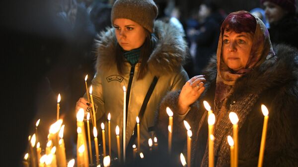 Верующие в храме Христа Спасителя в Москве перед началом Рождественского богослужения Верующие в храме Христа Спасителя в Москве перед началом Рождественского богослужения