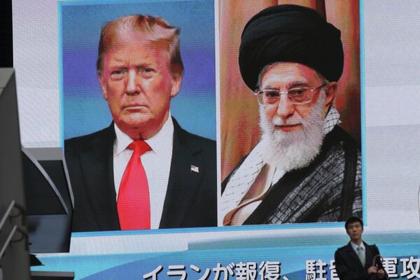 Портреты президента США Дональда Трампа и Верховного лидера Ирана Али Хаменеи Портреты президента США Дональда Трампа и Верховного лидера Ирана Али Хаменеи