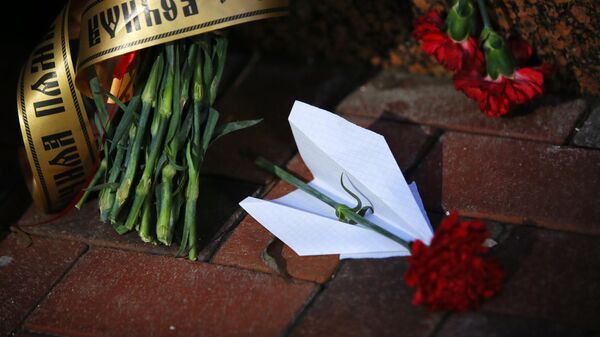 Цветы у посольства Ирана в Киеве в память о погибших в результате крушения пассажирского лайнера Украины Boeing 737-800 в Тегеране Цветы у посольства Ирана в Киеве в память о погибших в результате крушения пассажирского лайнера Украины Boeing 737-800 в Тегеране