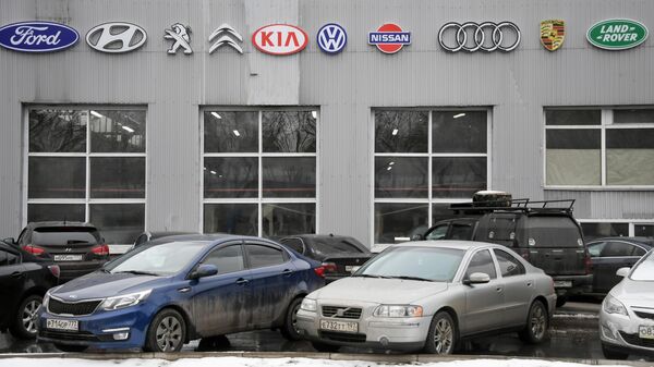 Автомобили у автосалона Автомобили у автосалона