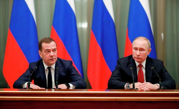 Президент РФ Владимир Путин и председатель правительства РФ Дмитрий Медведев во время встречи с членами правительства РФ Президент РФ Владимир Путин и председатель правительства РФ Дмитрий Медведев во время встречи с членами правительства РФ
