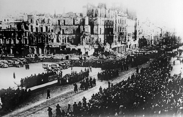 Парад Войска Польского на площади освобожденной Варшавы. 19 января 1945 Парад Войска Польского на площади освобожденной Варшавы. 19 января 1945