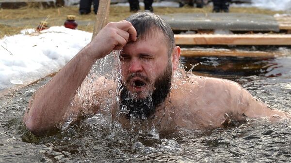 Мужчина во время крещенских купаний в Верх-Исетском пруду в Екатеринбурге Мужчина во время крещенских купаний в Верх-Исетском пруду в Екатеринбурге