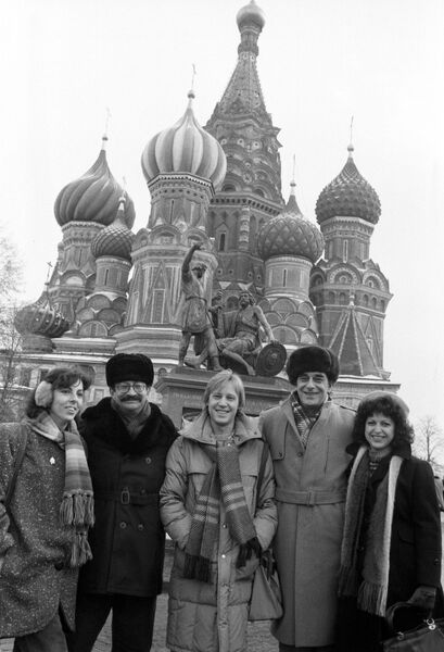 Участники советско-мексиканского фильма Эсперанса- мексиканский режиссер Серхио Ольхович (второй слева), советский актер Дмитрий Харатьян (в центре) и советский оператор Анатолий Мукасей (второй справа) на Красной площади. Участники советско-мексиканского фильма Эсперанса- мексиканский режиссер Серхио Ольхович (второй слева), советский актер Дмитрий Харатьян (в центре) и советский оператор Анатолий Мукасей (второй справа) на Красной площади.