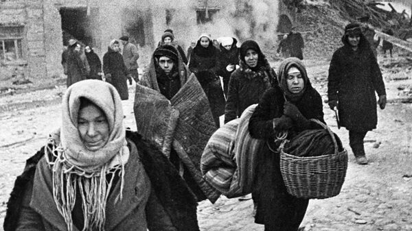 Жители блокадного Ленинграда выходят из бомбоубежища после отбоя тревоги Жители блокадного Ленинграда выходят из бомбоубежища после отбоя тревоги