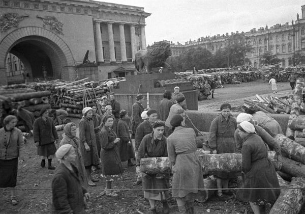Гражданское население блокадного Ленинграда сооружает укрепления на улицах города Гражданское население блокадного Ленинграда сооружает укрепления на улицах города