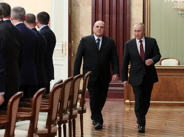 Президент РФ Владимир Путин и председатель правительства РФ Михаил Мишустин перед началом встречи с членами правительства РФ Президент РФ Владимир Путин и председатель правительства РФ Михаил Мишустин перед началом встречи с членами правительства РФ