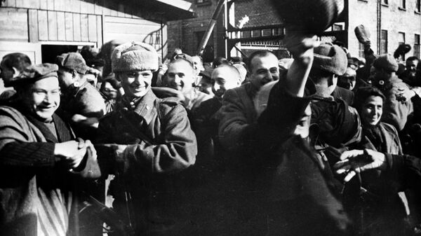 Узники Освенцима в первые минуты после освобождением лагеря Советской Армией Узники Освенцима в первые минуты после освобождением лагеря Советской Армией