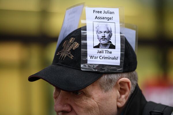 Участник акции против экстрадиции основателя Wikileaks Джулиана Ассанжа у магистратского суда лондонского района Вестминстер Участник акции против экстрадиции основателя Wikileaks Джулиана Ассанжа у магистратского суда лондонского района Вестминстер