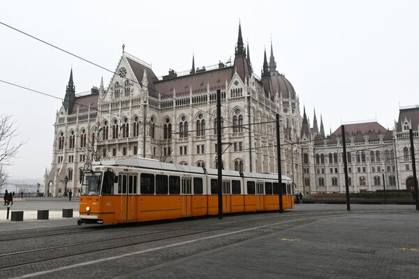 Здание венгерского парламента в Будапеште Здание венгерского парламента в Будапеште