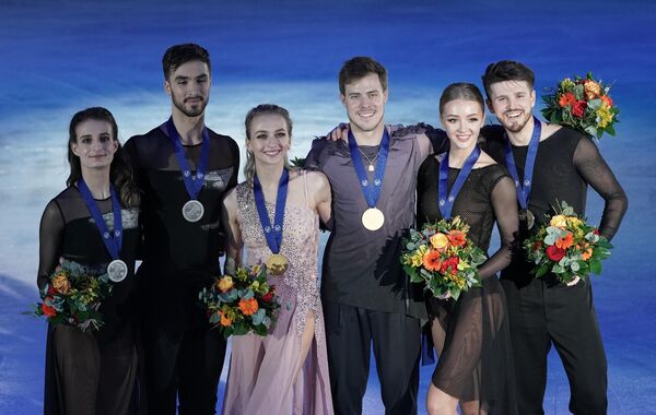 Призеры соревнований в танцах на льду чемпионата Европы по фигурному катанию на церемонии награждения (слева направо): Габриэлла Пападакис и Гийом Сизерон (Франция) - серебряные медали, Виктория Синицина и Никита Кацалапов (Россия) - золотые медали, Александра Степанова и Иван Букин (Россия) - бронзовые медали. Призеры соревнований в танцах на льду чемпионата Европы по фигурному катанию на церемонии награждения (слева направо): Габриэлла Пападакис и Гийом Сизерон (Франция) - серебряные медали, Виктория Синицина и Никита Кацалапов (Россия) - золотые медали, Александра Степанова и Иван Букин (Россия) - бронзовые медали.