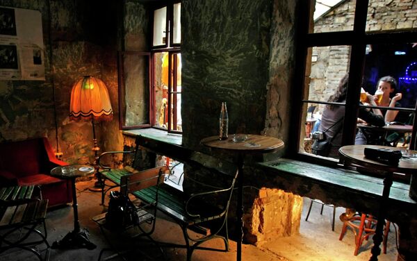Посетители в руин-пабе Szimpla Kert в Будапеште Посетители в руин-пабе Szimpla Kert в Будапеште