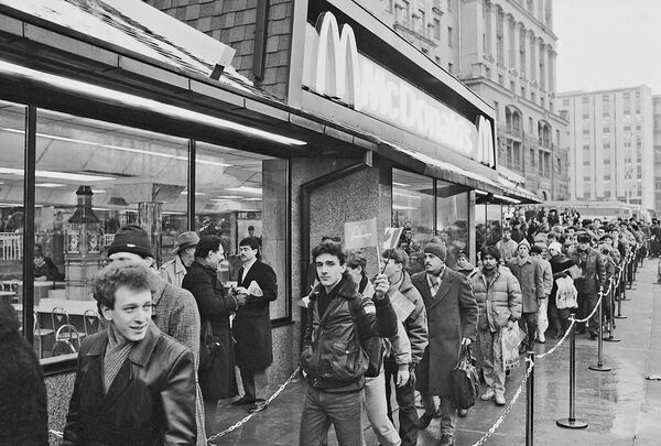 31 января 1990 года на Пушкинской площади открылся первый в Москве советско-канадский ресторан Макдональдс, у входа в который образовалась огромная очередь желающих попасть в рестора 31 января 1990 года на Пушкинской площади открылся первый в Москве советско-канадский ресторан Макдональдс, у входа в который образовалась огромная очередь желающих попасть в рестора
