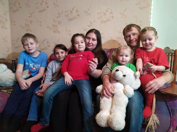 Люба и Алена празднуют Новый год в семье Коноваловых Люба и Алена празднуют Новый год в семье Коноваловых