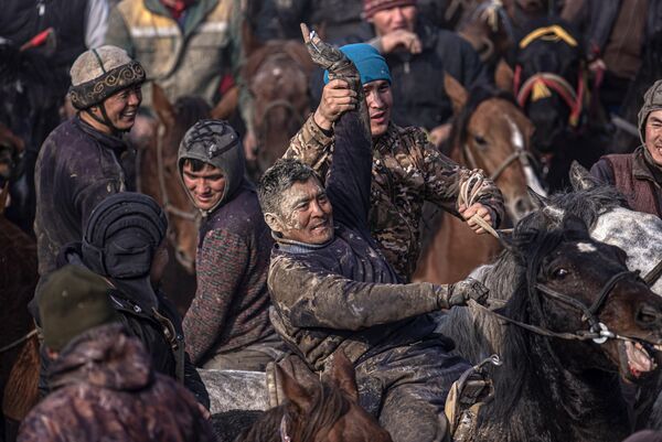 Всадники во время национального состязания Аламан улаке в Кара-Сууйском районе Киргизии Всадники во время национального состязания Аламан улаке в Кара-Сууйском районе Киргизии
