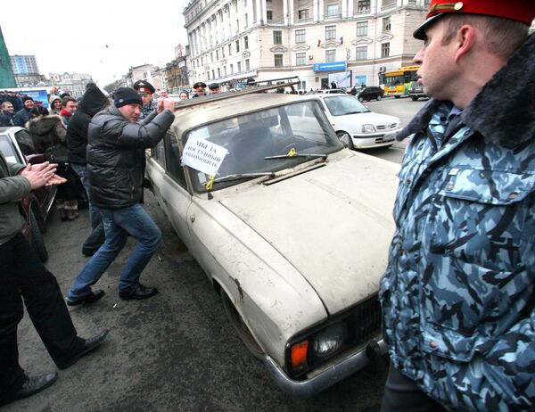 Милиция пресекла акцию автомобилистов во Владивостоке Милиция пресекла акцию автомобилистов во Владивостоке
