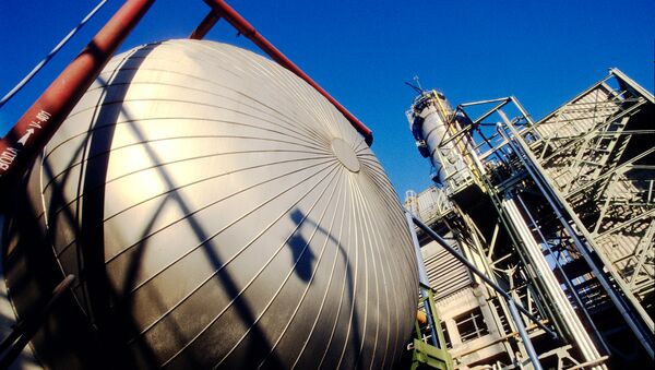 Нефтеперегонный завод ОАО Сургутнефтегаз. Архивное фото Нефтеперегонный завод ОАО Сургутнефтегаз. Архивное фото