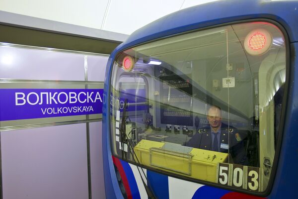 Поезд метро на станции Волковская Санкт-Петербургского метрополитена. Архив Поезд метро на станции Волковская Санкт-Петербургского метрополитена. Архив