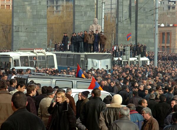 Митинг сторонников Тер-Петросяна в Ереване. Архив Митинг сторонников Тер-Петросяна в Ереване. Архив