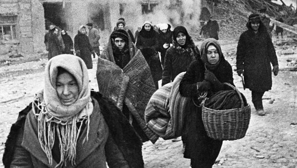 Жители блокадного Ленинграда выходят из бомбоубежища Жители блокадного Ленинграда выходят из бомбоубежища