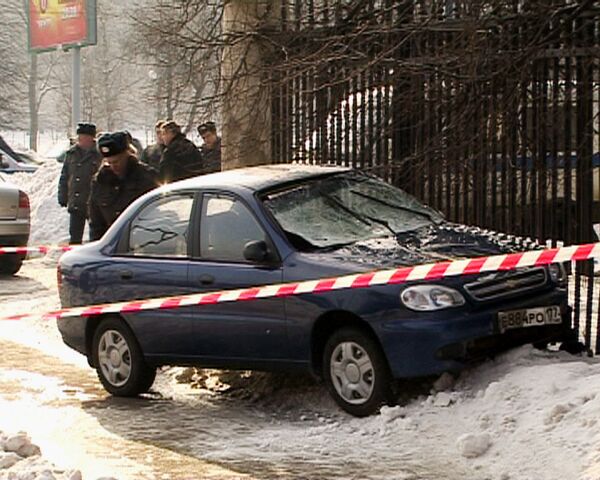 Автомобиль врезался в остановку общественного транспорта Автомобиль врезался в остановку общественного транспорта