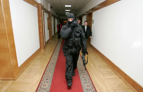 Вооруженные люди стоят в штаб-квартире украинской государственной энергетической компании Нафтогаз в Киеве Вооруженные люди стоят в штаб-квартире украинской государственной энергетической компании Нафтогаз в Киеве