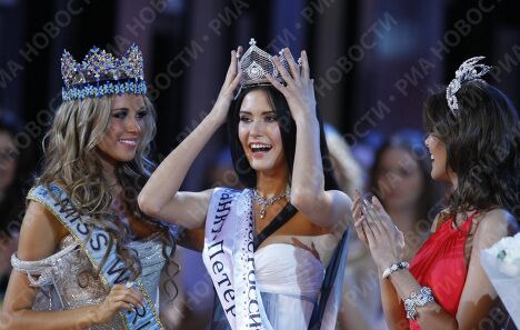 Мисс мира 2008 и Мисс Россия 2007 Ксения Сухинова, обладательница титула Мисс Россия 2008 София Рудьева, Мисс Вселенная 2008 Диана Мендоза Мисс мира 2008 и Мисс Россия 2007 Ксения Сухинова, обладательница титула Мисс Россия 2008 София Рудьева, Мисс Вселенная 2008 Диана Мендоза