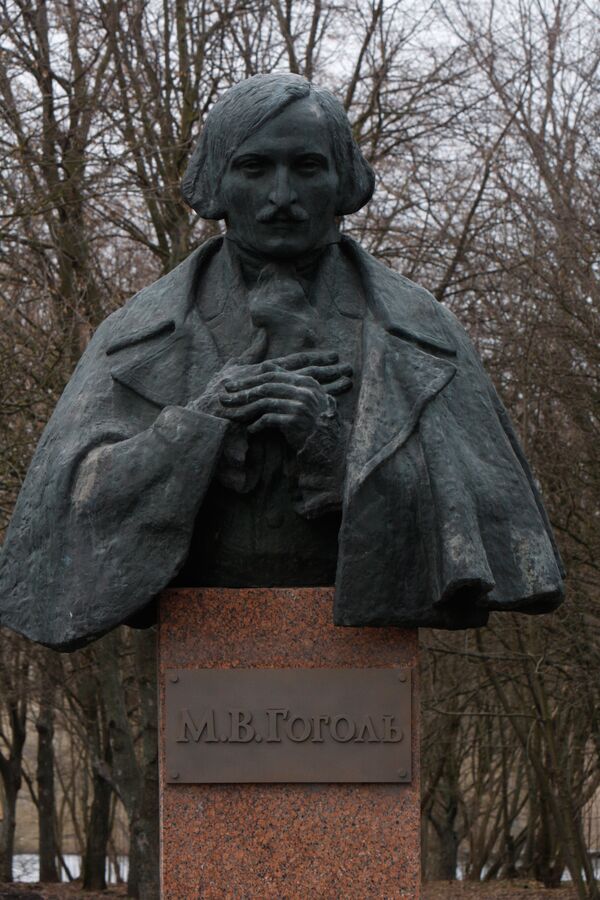 Памятник Н.В. Гоголю в родовом имении писателя Васильевке Памятник Н.В. Гоголю в родовом имении писателя Васильевке