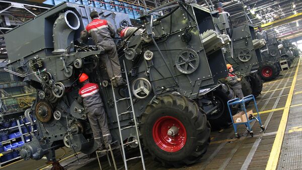 Сборочная линия комбайнов на Ростсельмаше. Архивное фото Сборочная линия комбайнов на Ростсельмаше. Архивное фото