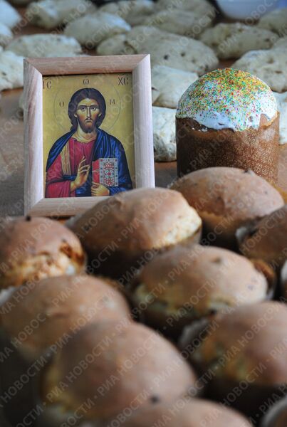 Изготовление куличей в пекарне Свято-Данилова монастыря Изготовление куличей в пекарне Свято-Данилова монастыря