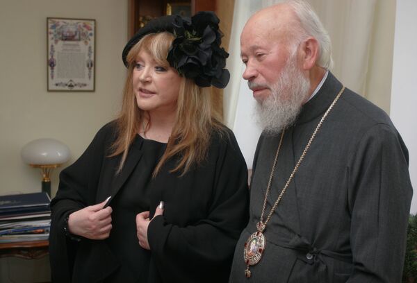 Певица Алла Пугачева и митрополит Киевский и всея Украины Владимир Певица Алла Пугачева и митрополит Киевский и всея Украины Владимир