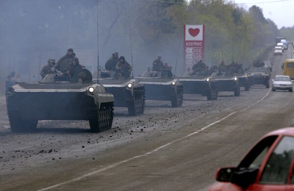 Танки покидают военную базу в Мухровани Танки покидают военную базу в Мухровани