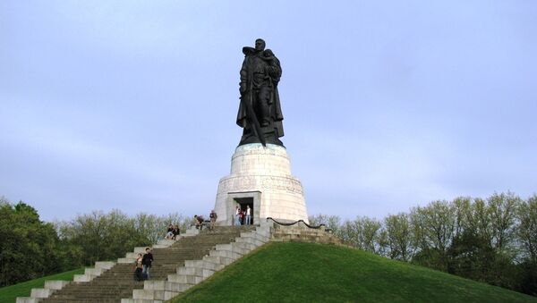 Монумент Воину-освободителю в Трептов-парке в Берлине. Архивное фото Монумент Воину-освободителю в Трептов-парке в Берлине. Архивное фото