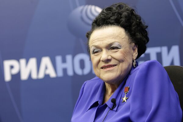 Пресс-конференция народной артистки СССР Людмилы Зыкиной в агентстве РИА Новости Пресс-конференция народной артистки СССР Людмилы Зыкиной в агентстве РИА Новости