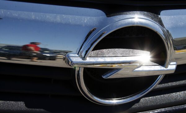 Логотип Opel на автомобиле Логотип Opel на автомобиле