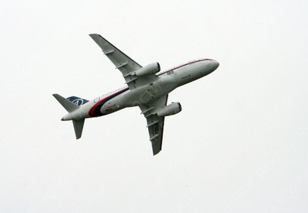 Российский самолет Sukhoi Superjet 100 на аэрокосмическом салоне в Ле-Бурже Российский самолет Sukhoi Superjet 100 на аэрокосмическом салоне в Ле-Бурже