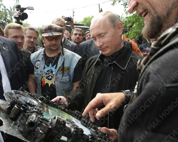 Премьер-министр РФ В.Путин посетил мотоклуб Ночные волки в Москве Премьер-министр РФ В.Путин посетил мотоклуб Ночные волки в Москве