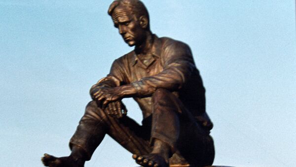 Памятник Шукшину в селе Сростки Памятник Шукшину в селе Сростки